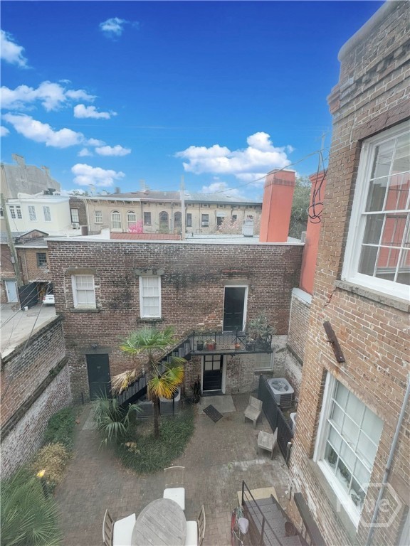 203 E York Street 3 Property Photo 7