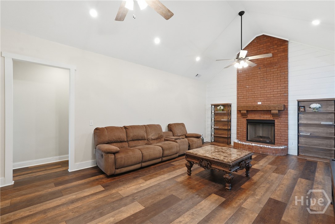 1201 E Hampton Drive Property Photo 6