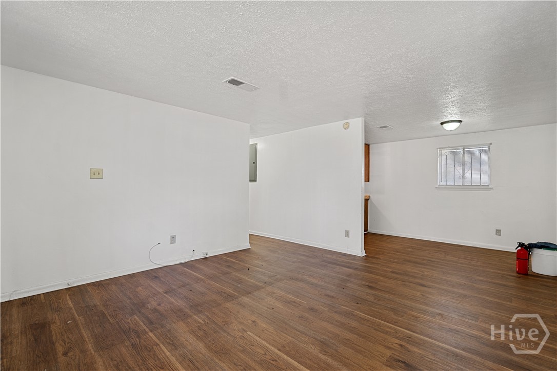 1135 Collins Street Property Photo 6