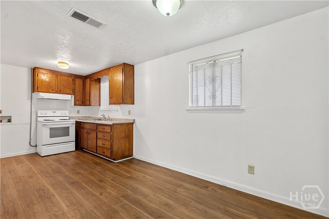1135 Collins Street Property Photo 7