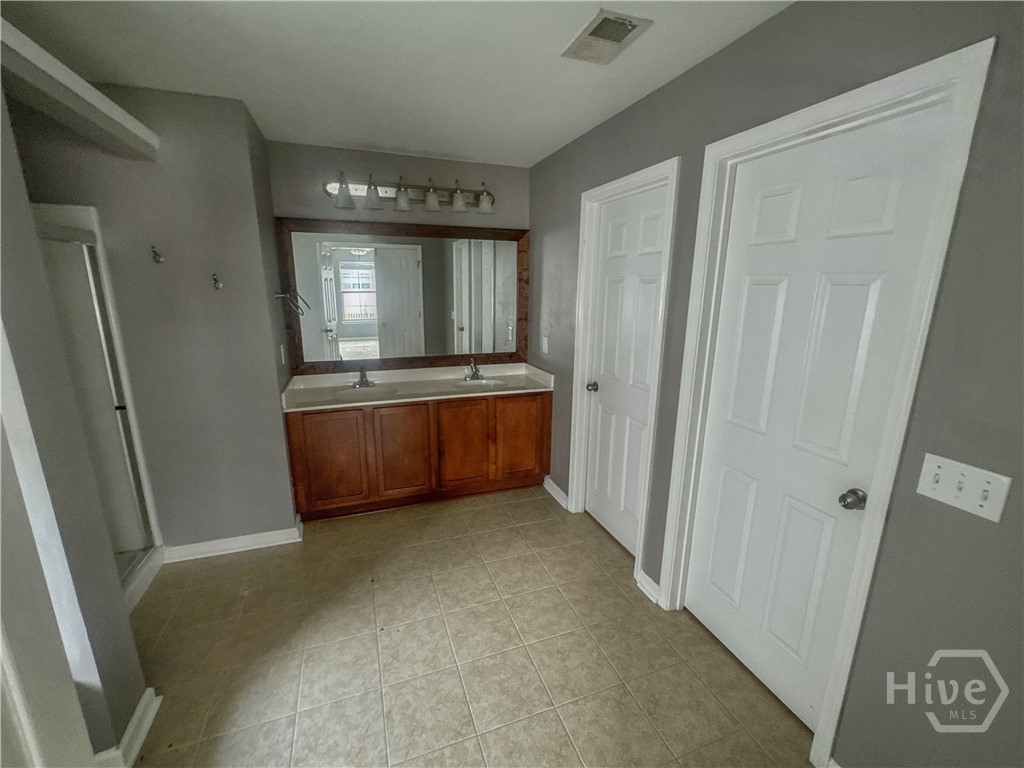 36 Central Park Way Property Photo 6