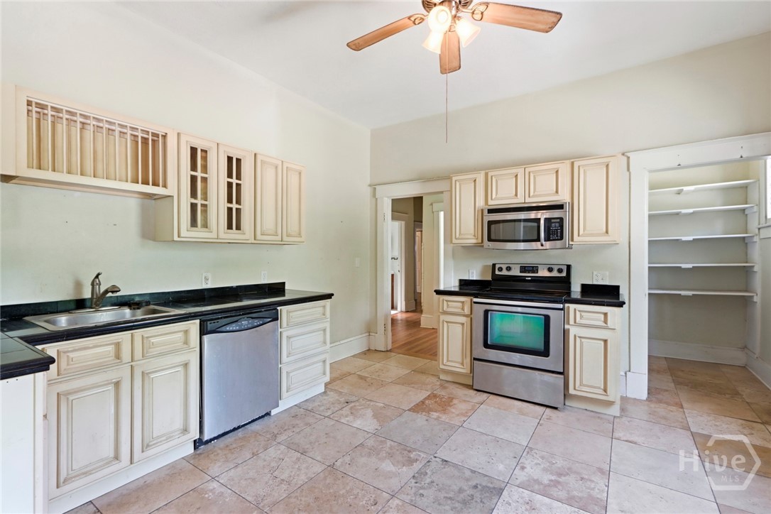 402 E 38th Street Property Photo 18