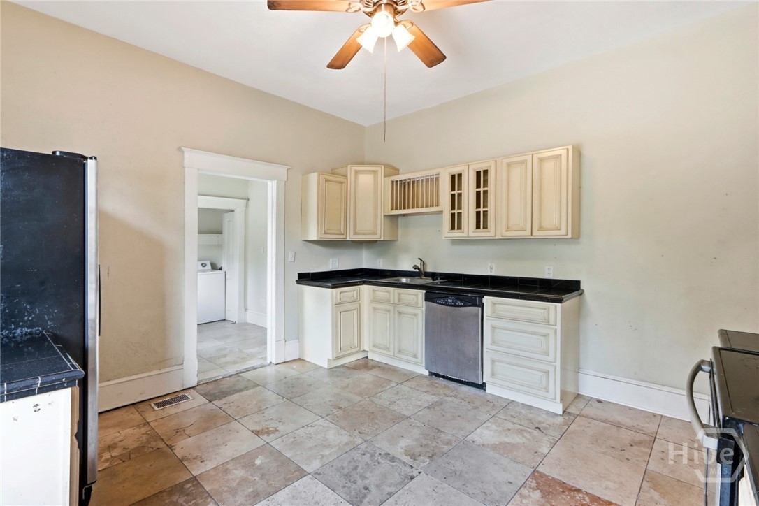402 E 38th Street Property Photo 19