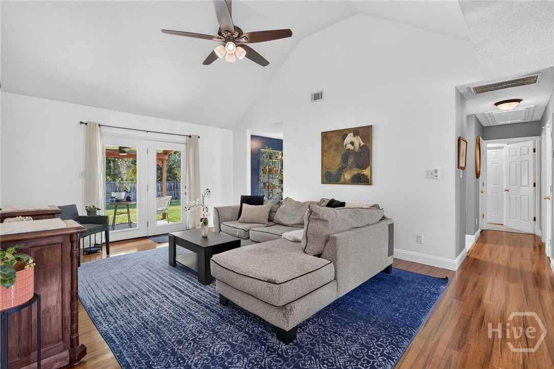 211 Longleaf Circle Property Photo 4