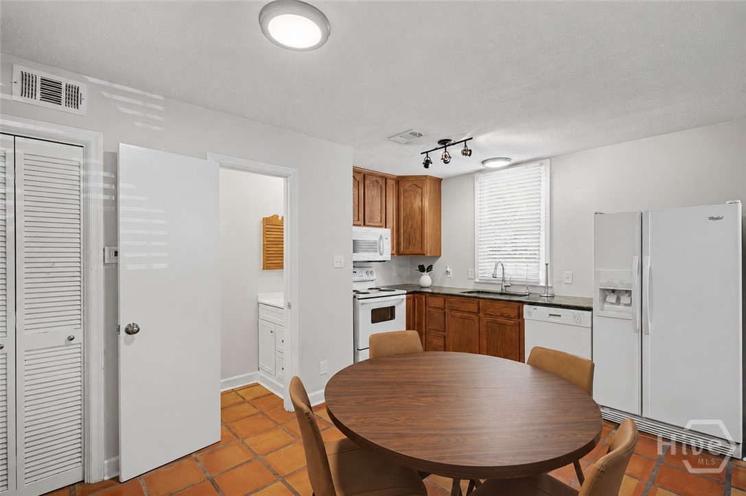 25 W Perry Street Property Photo 47