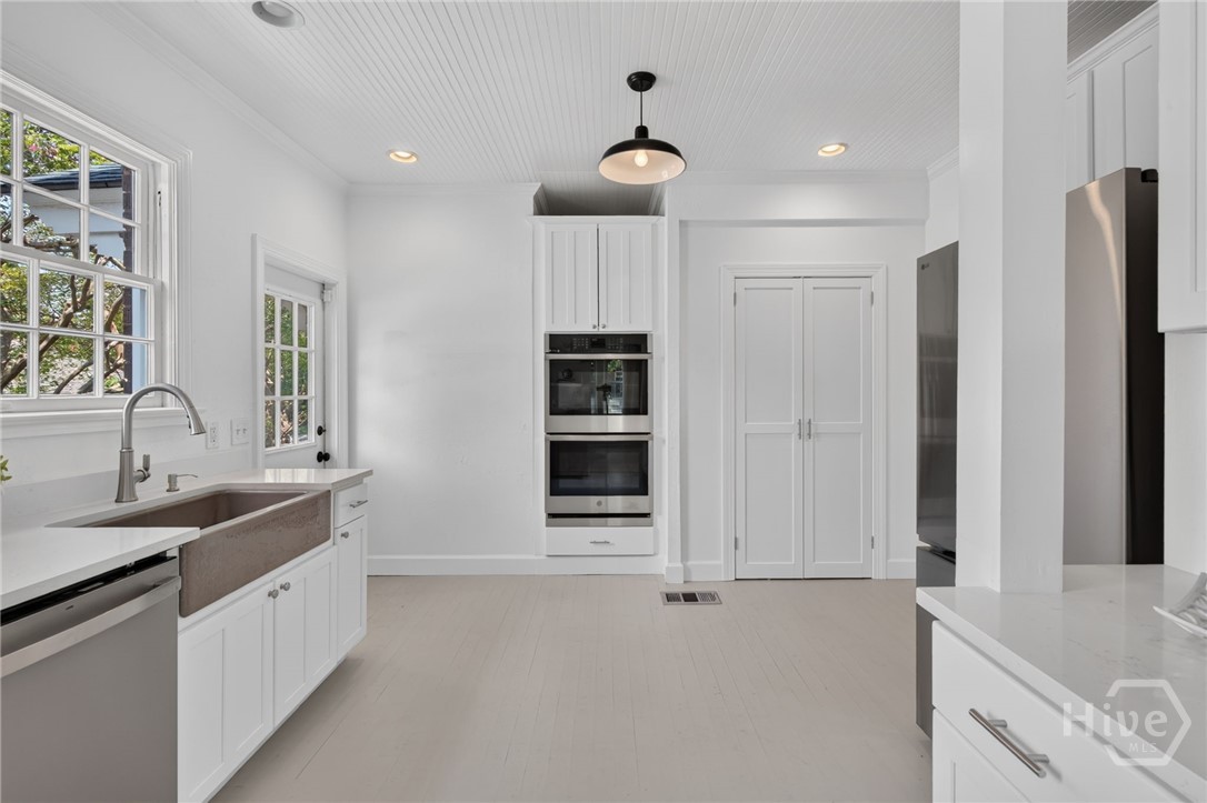 702 E 52nd Street Property Photo 14