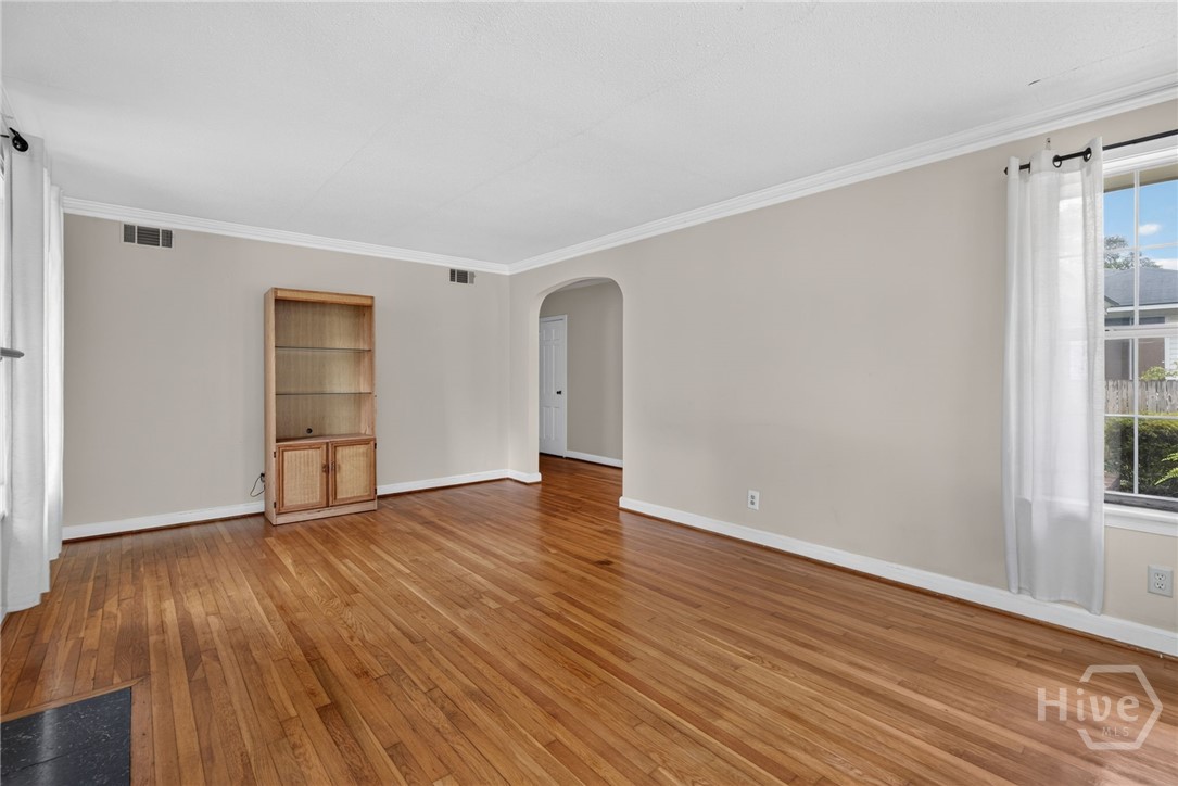 511 E 53rd Street Property Photo 17