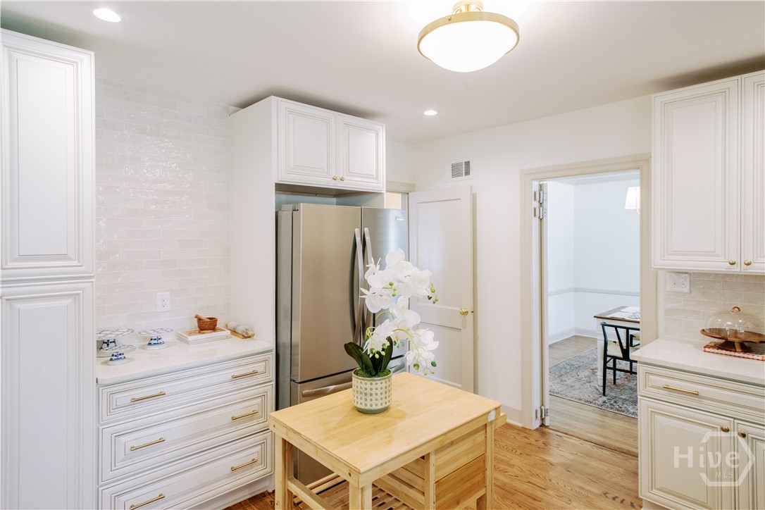 33 E 63rd Street Property Photo 12
