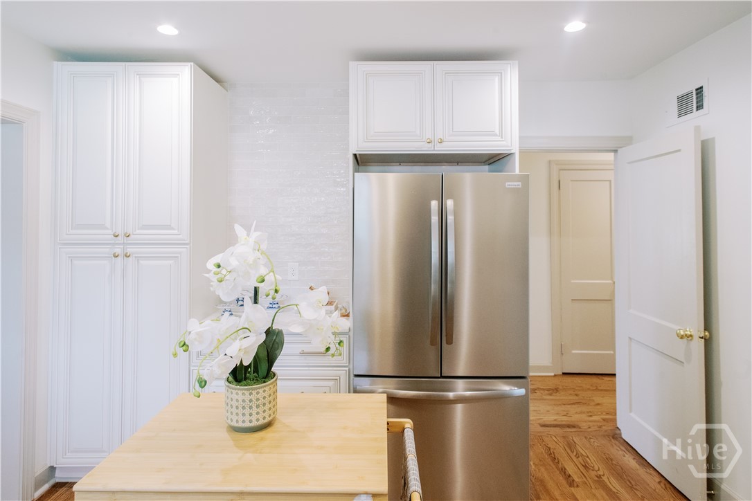 33 E 63rd Street Property Photo 13