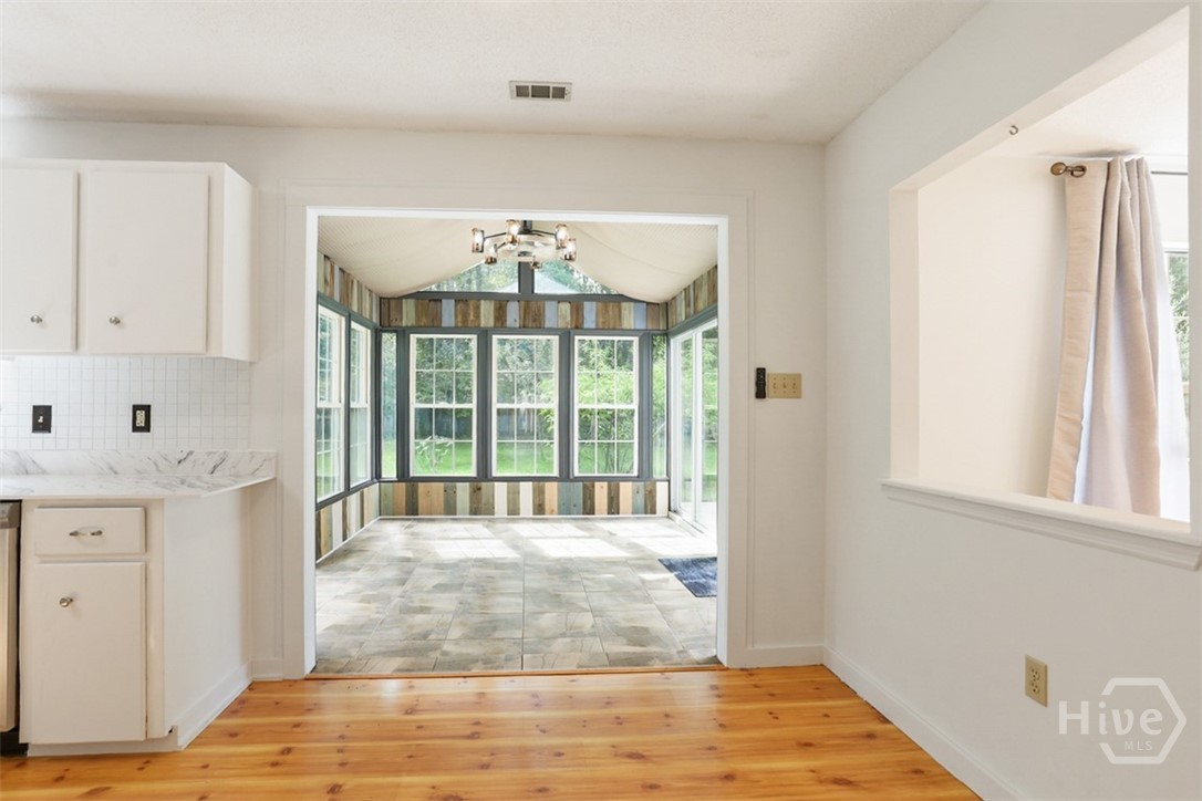 400 Greenwich Drive Property Photo 5