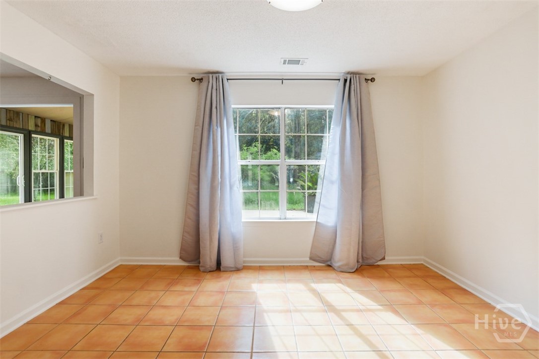 400 Greenwich Drive Property Photo 10