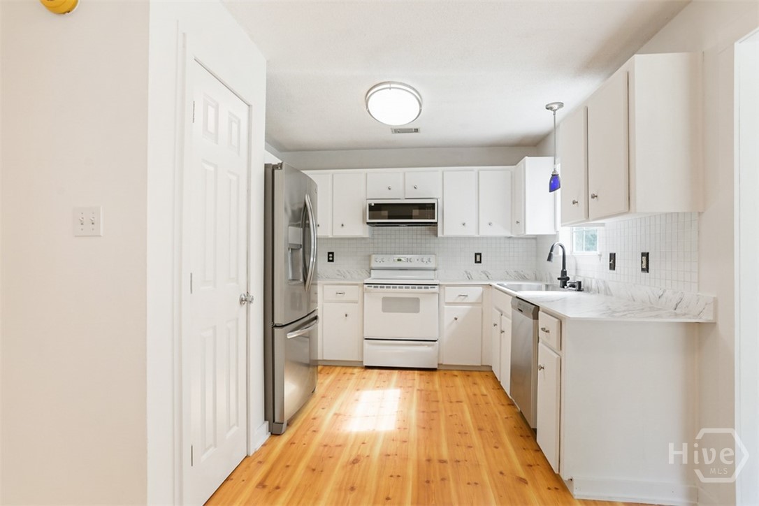 400 Greenwich Drive Property Photo 12