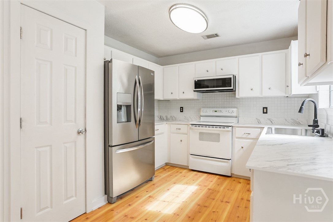 400 Greenwich Drive Property Photo 13