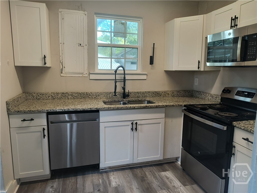 660 W 42 Street Property Photo 4