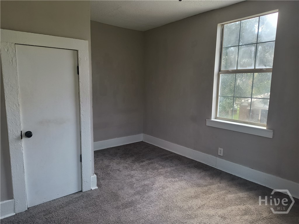 660 W 42 Street Property Photo 8