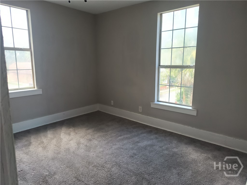 660 W 42 Street Property Photo 9