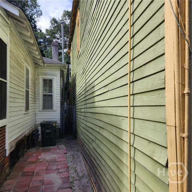 651 W 41st Street W Property Photo 3
