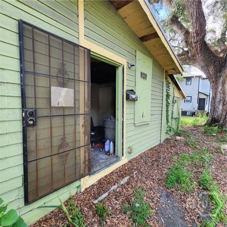 651 W 41st Street W Property Photo 4