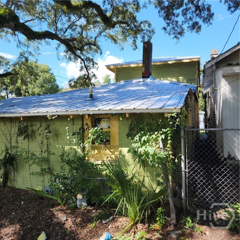 651 W 41st Street W Property Photo 7