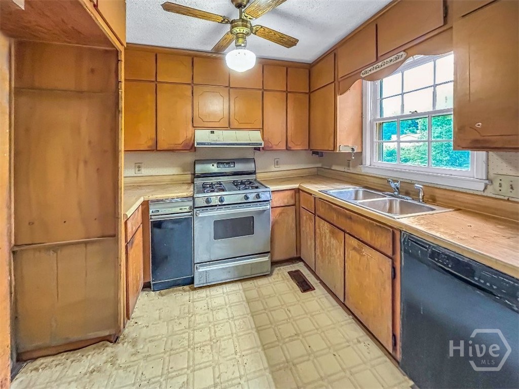 411 Edgewater Circle Property Photo 15