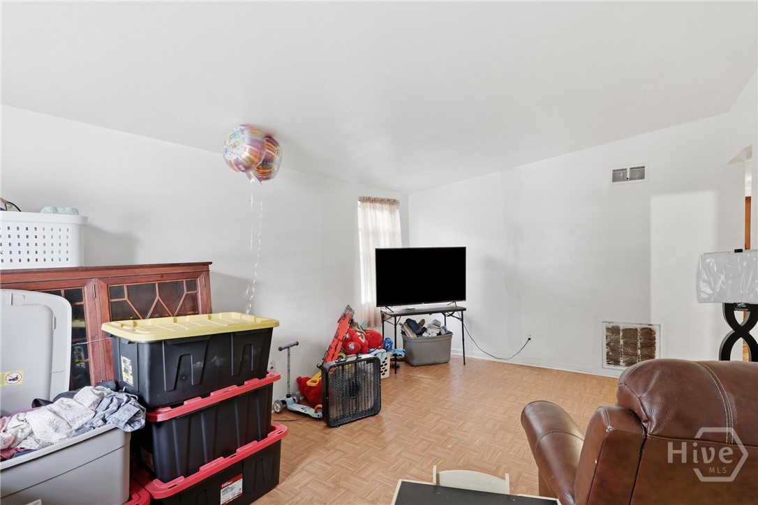 1214 E 60th Street Property Photo 7