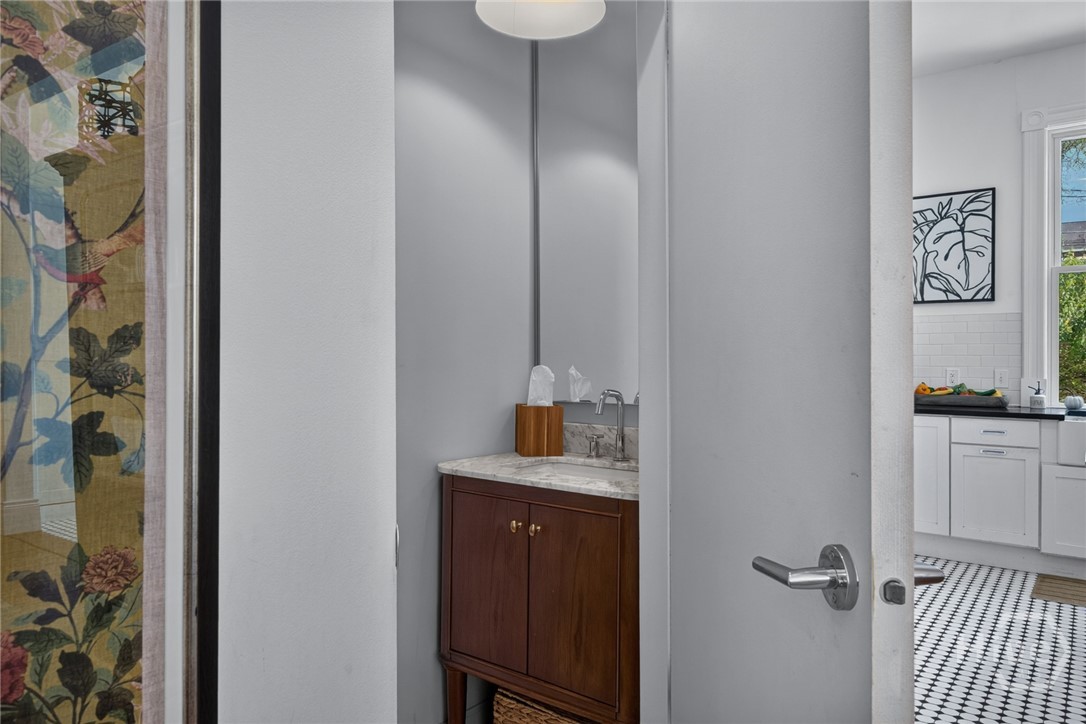 2214 Barnard Street Property Photo 30