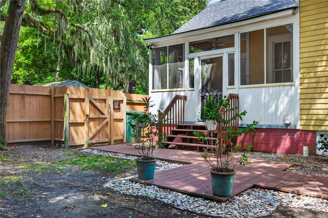 2118 Lincoln St Property Photo 2