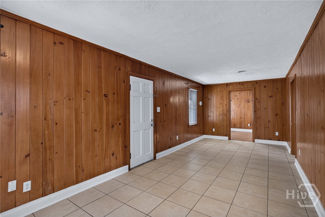 1010 E Victory Drive F Property Photo 3