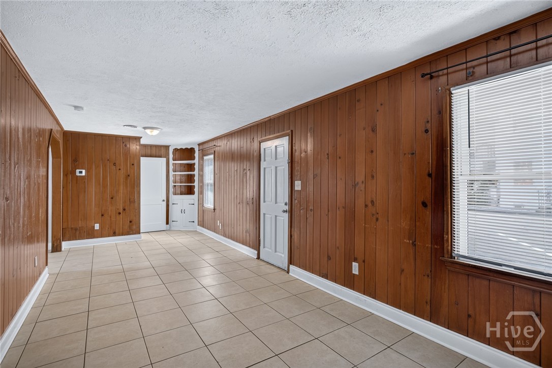1010 E Victory Drive F Property Photo 4