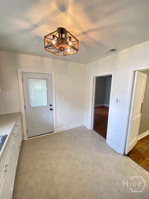 2206 E 41st Street Property Photo 9