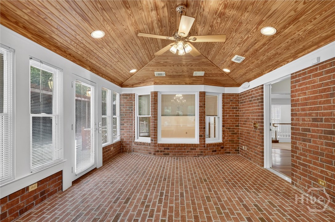 303 Royal Crest Court Property Photo 4