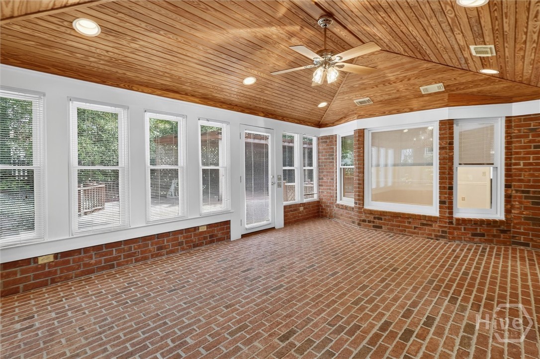 303 Royal Crest Court Property Photo 5