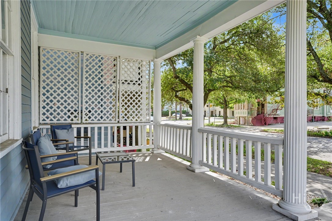 116 E Henry Street Property Photo 3