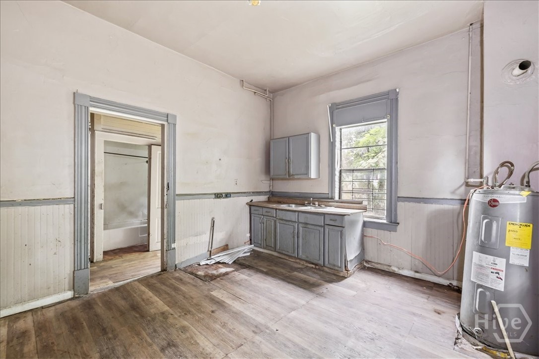 108 W 32nd Street Property Photo 10