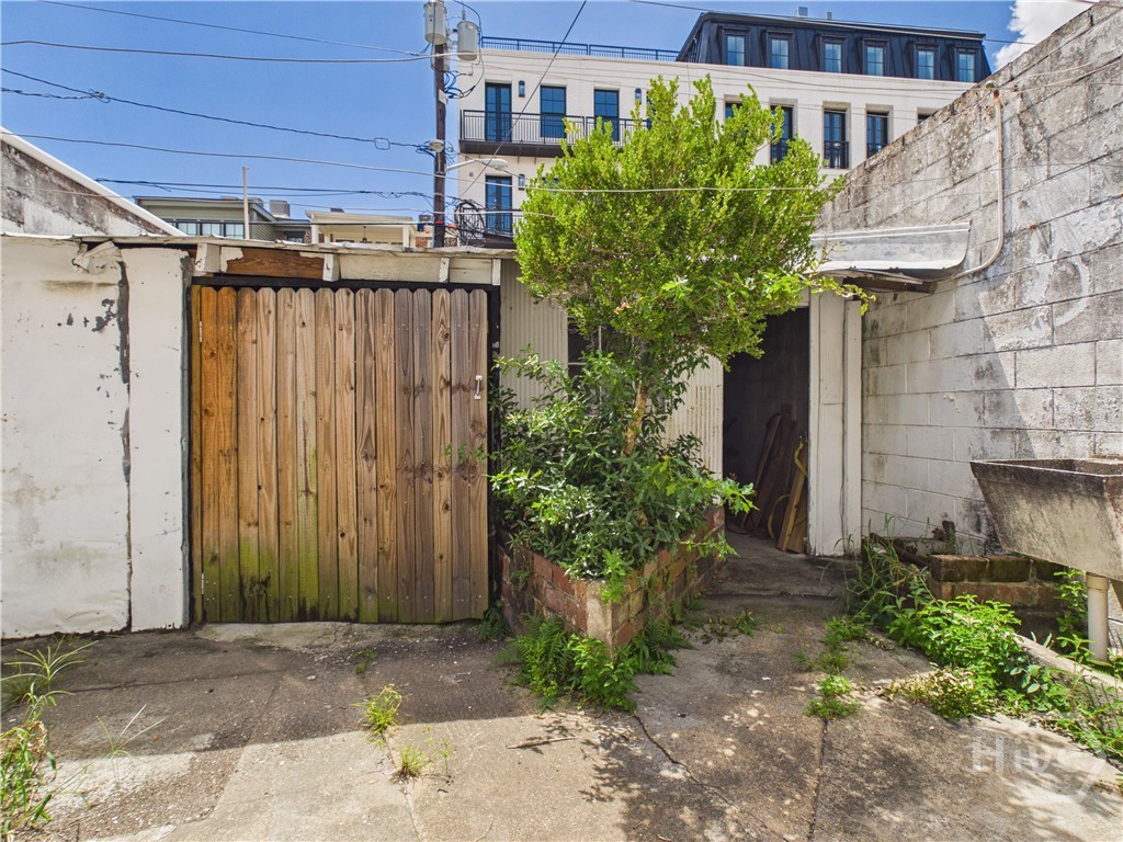 307 E York Property Photo 3