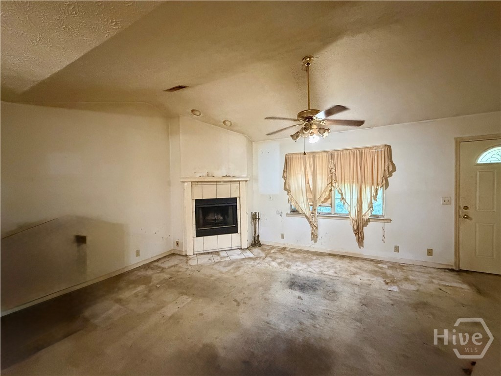 395 Lemans Dr Property Photo 5