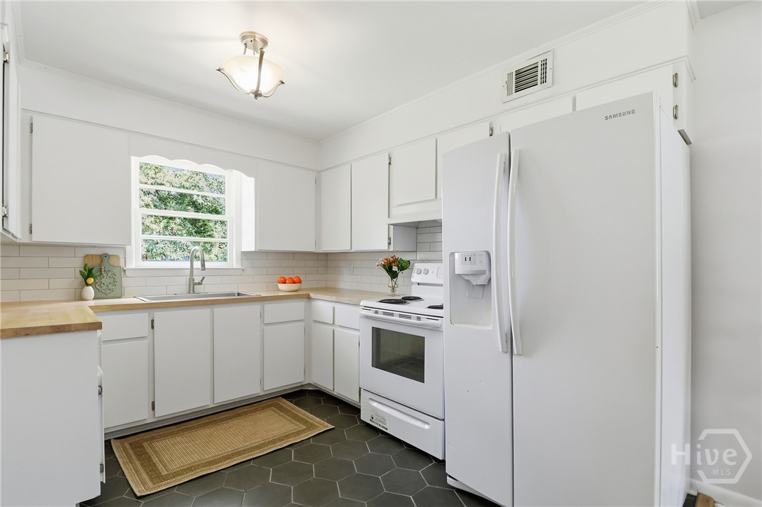 1306 E 70th Street Property Photo 9