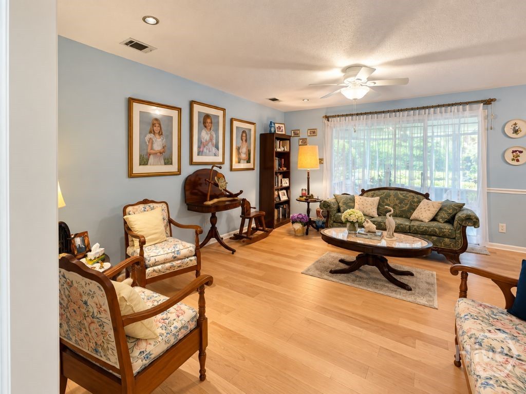 18 E Stillwood Circle Property Photo 7