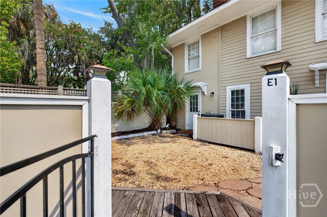 1010 E Victory Drive E1 Property Photo 3