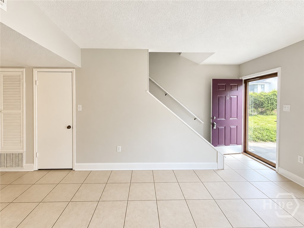 2220 E Victory Drive 16 Property Photo 2