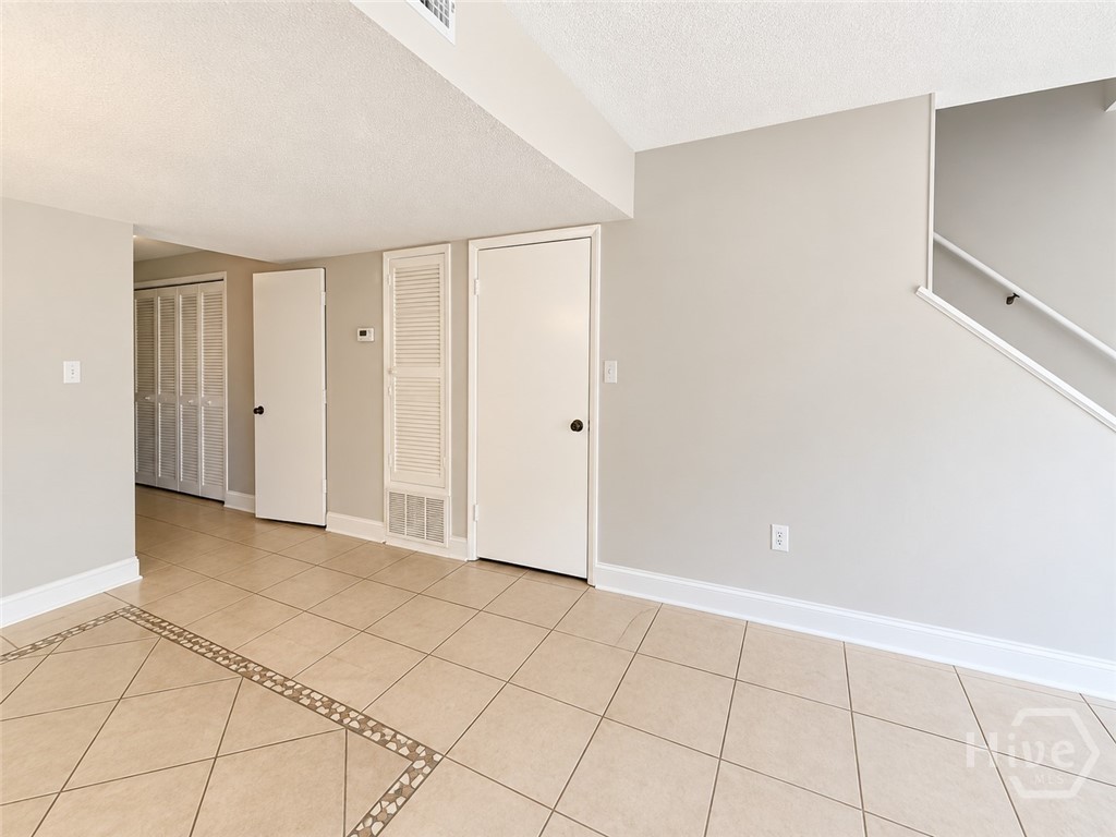 2220 E Victory Drive 16 Property Photo 3