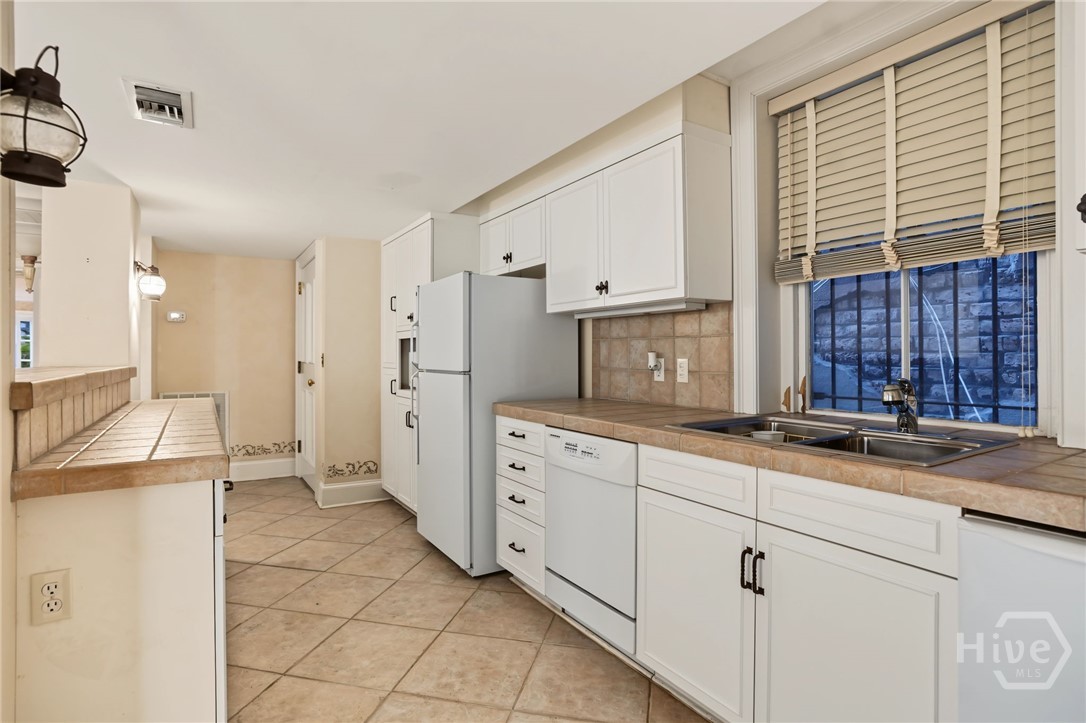 11 W Jones Street Property Photo 39