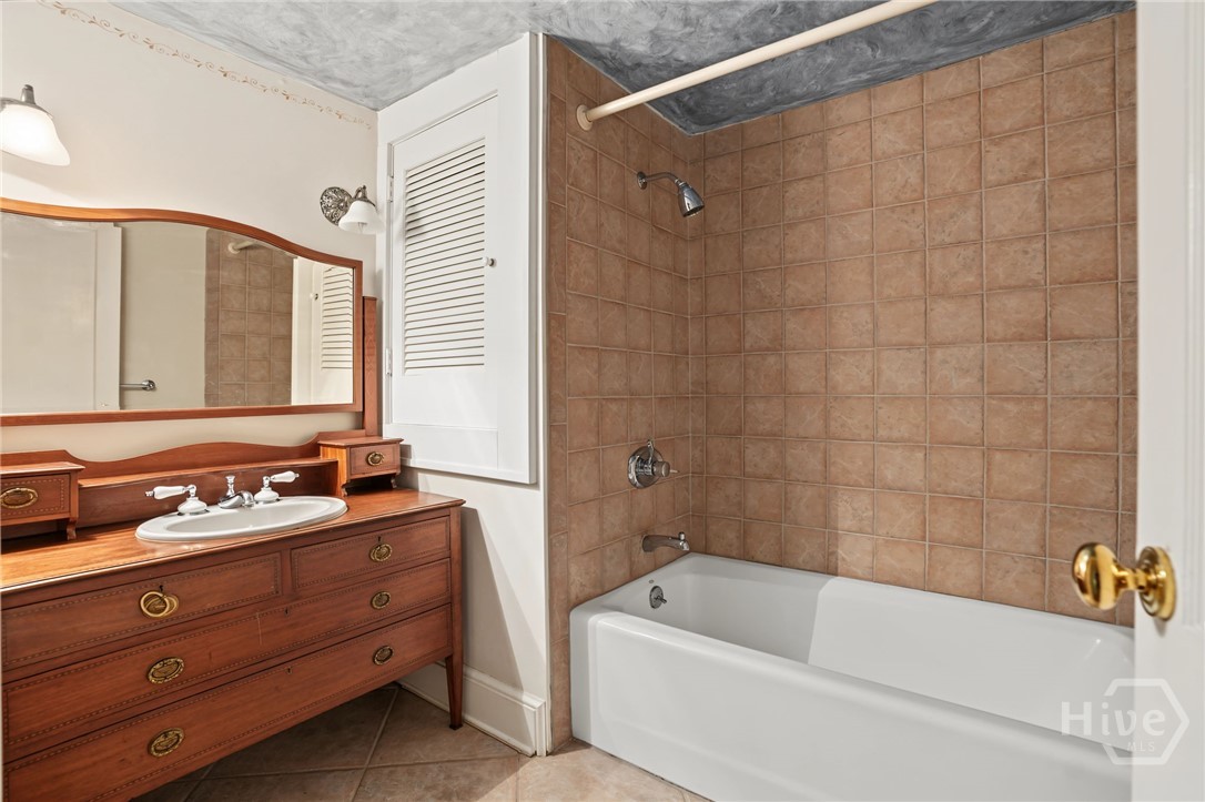 11 W Jones Street Property Photo 40