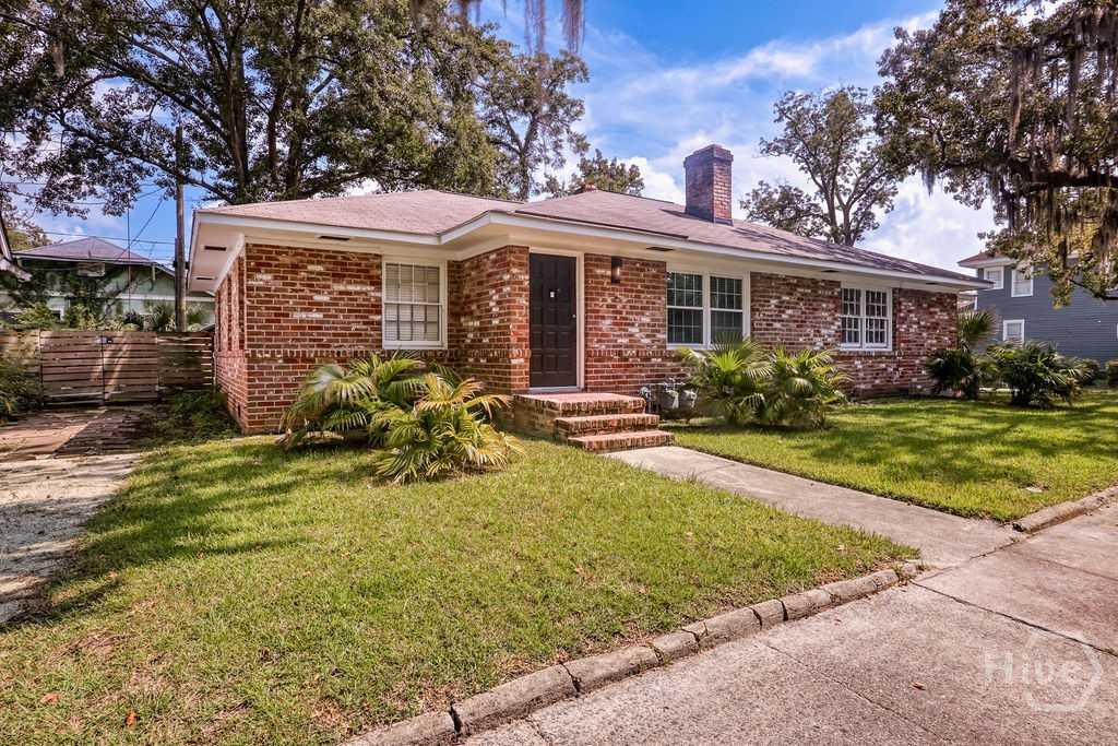 916 Maupas Avenue Property Photo 1