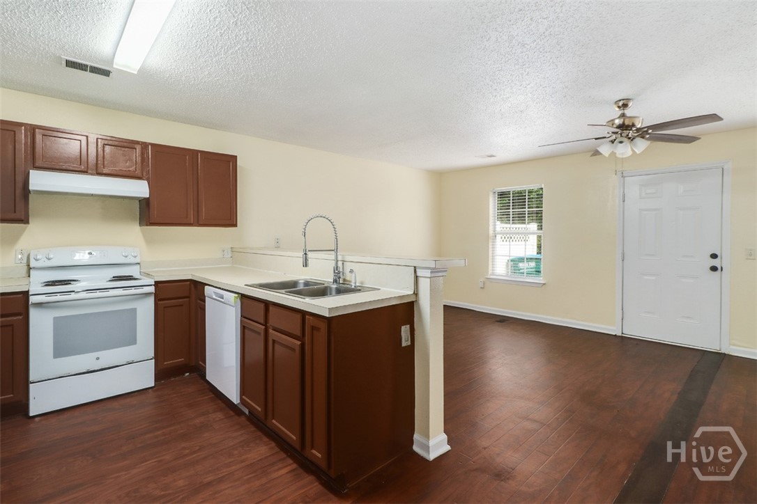 1118 Towne Park Drive Property Photo 8