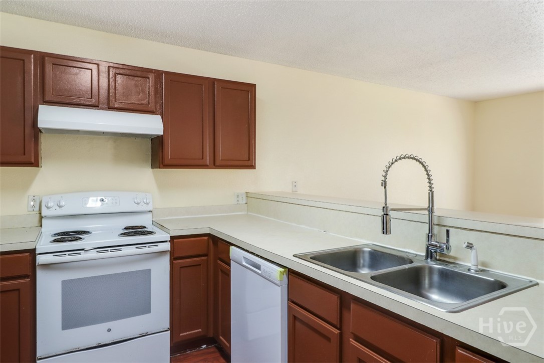 1118 Towne Park Drive Property Photo 9