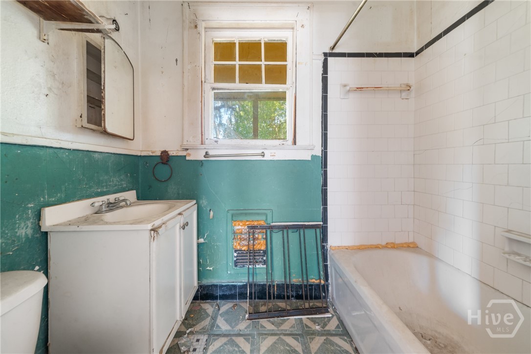 108 W 33rd Street Property Photo 14