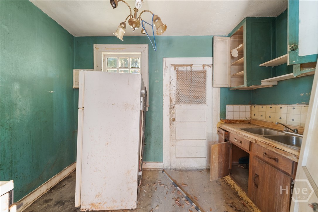 108 W 33rd Street Property Photo 15
