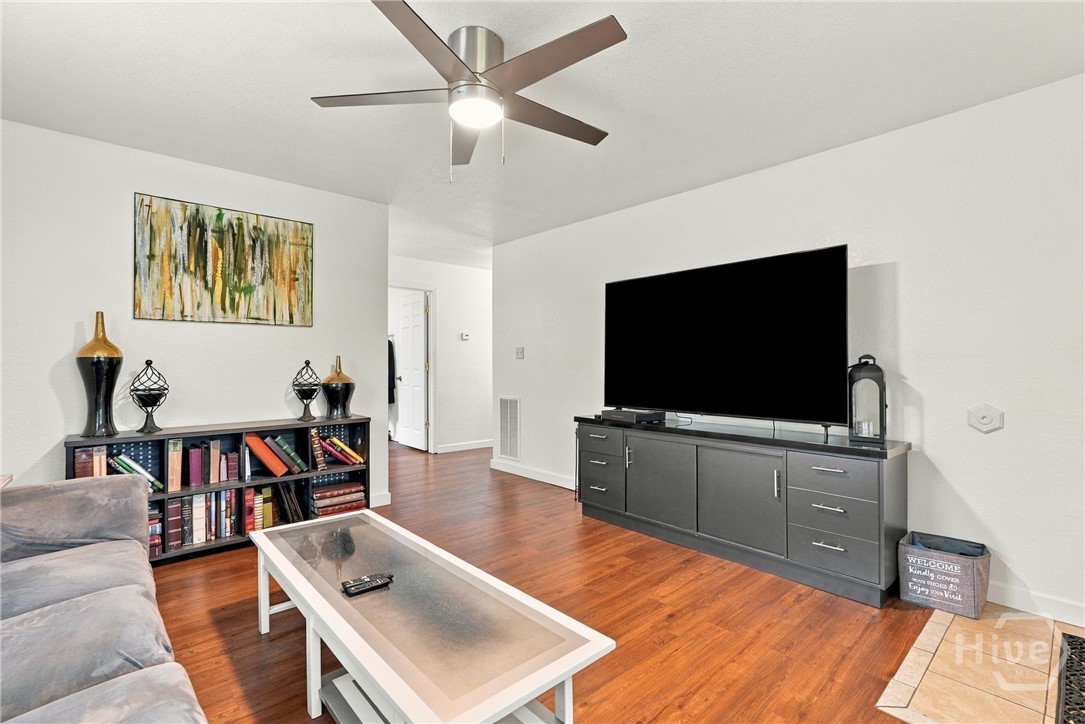 506 Greenbay Avenue Property Photo 4