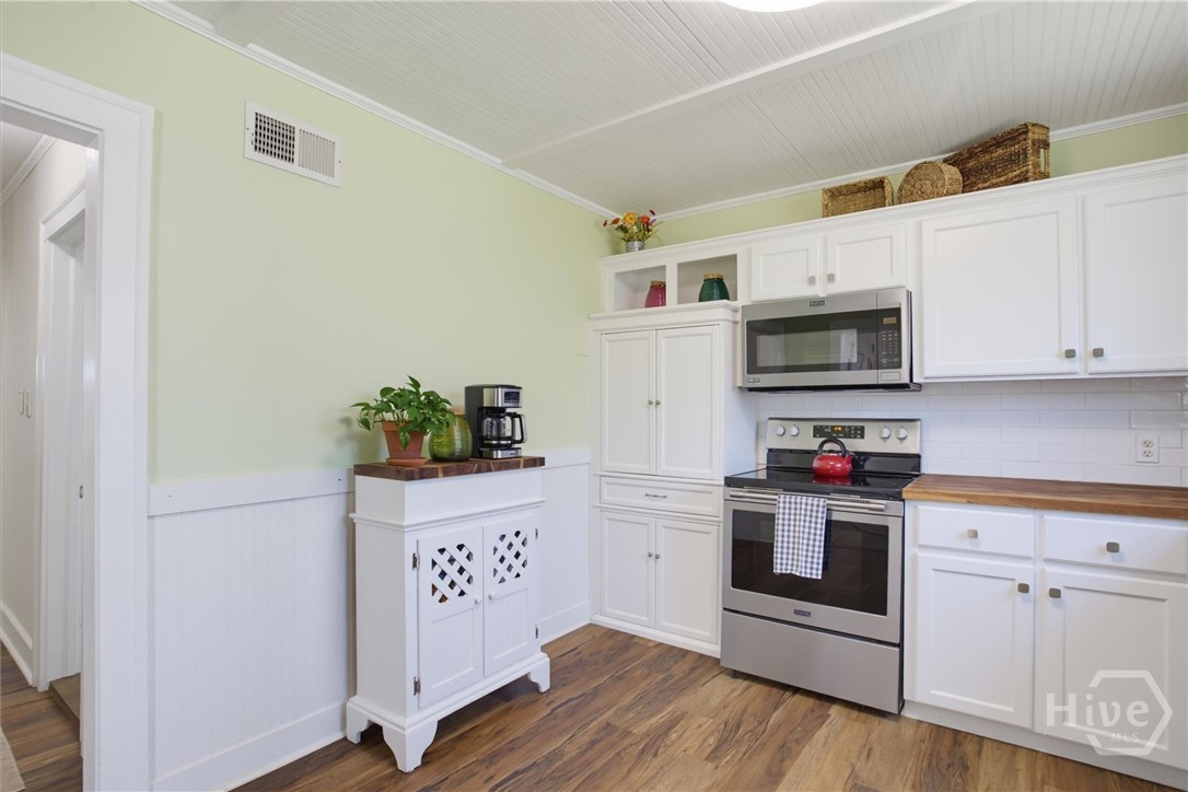 406 E 61st Street Property Photo 13